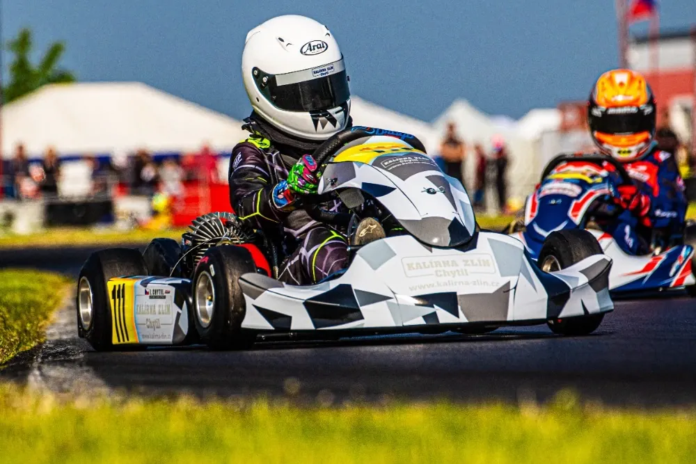 Kart in einer Kurve der Rennstrecke
