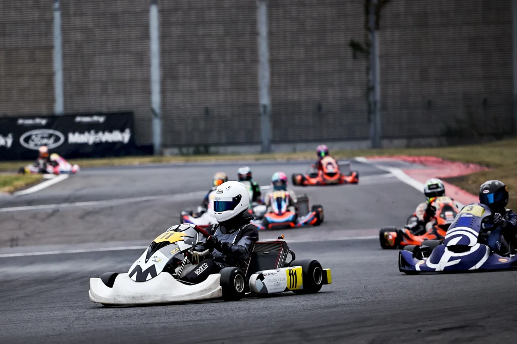 Karts am Start eines Rennens