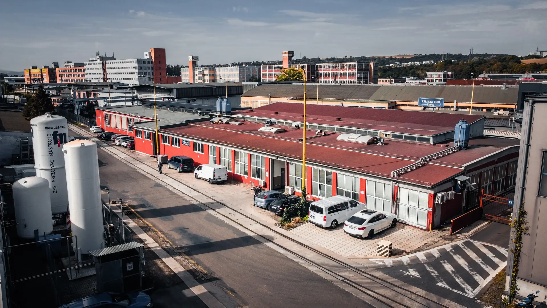 Areál Kalírny Zlín – Chytil s nádržemi technických plynů, pohled shora